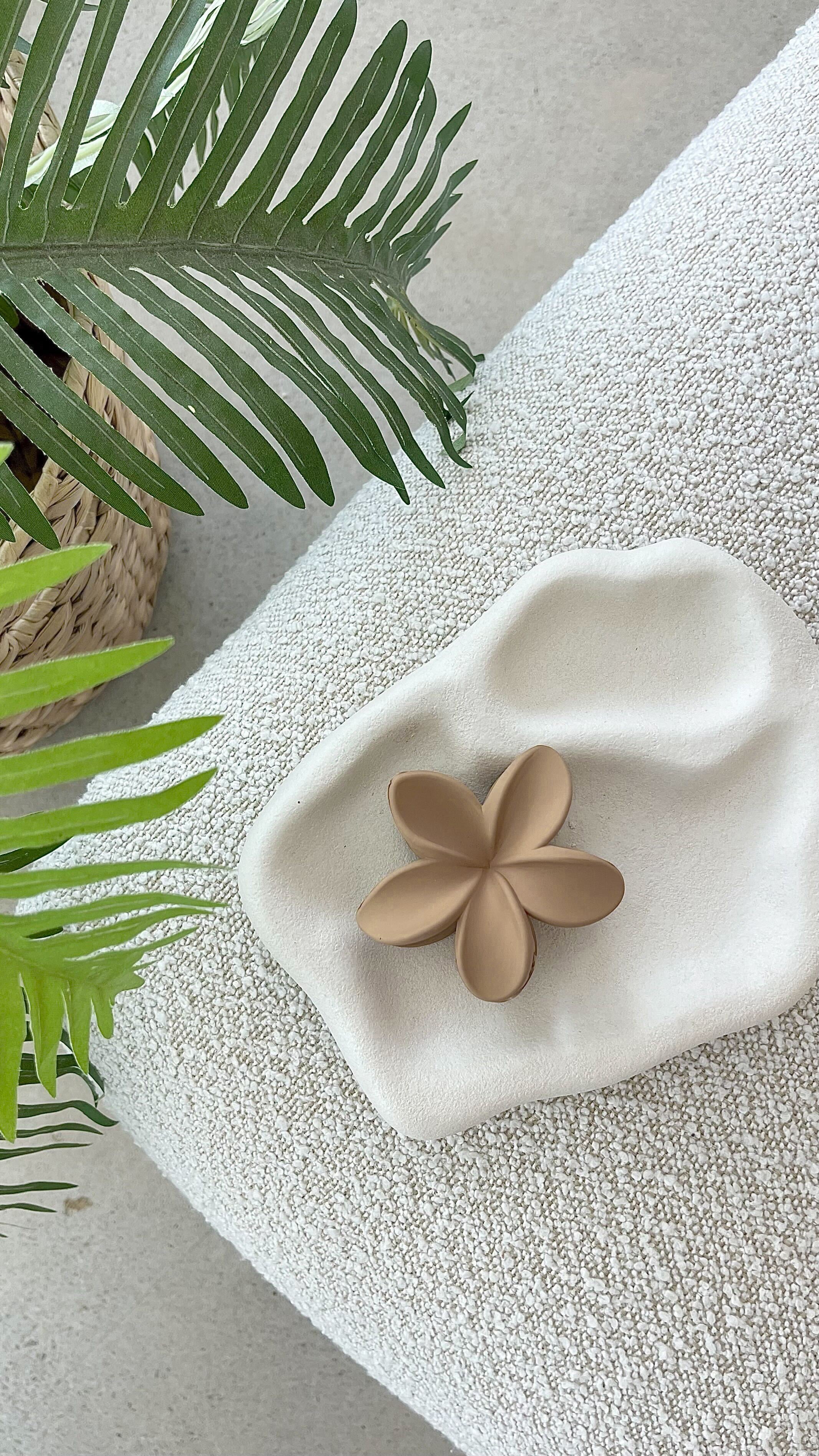 Hibiscus Matte Flower Claw Clip - Tan